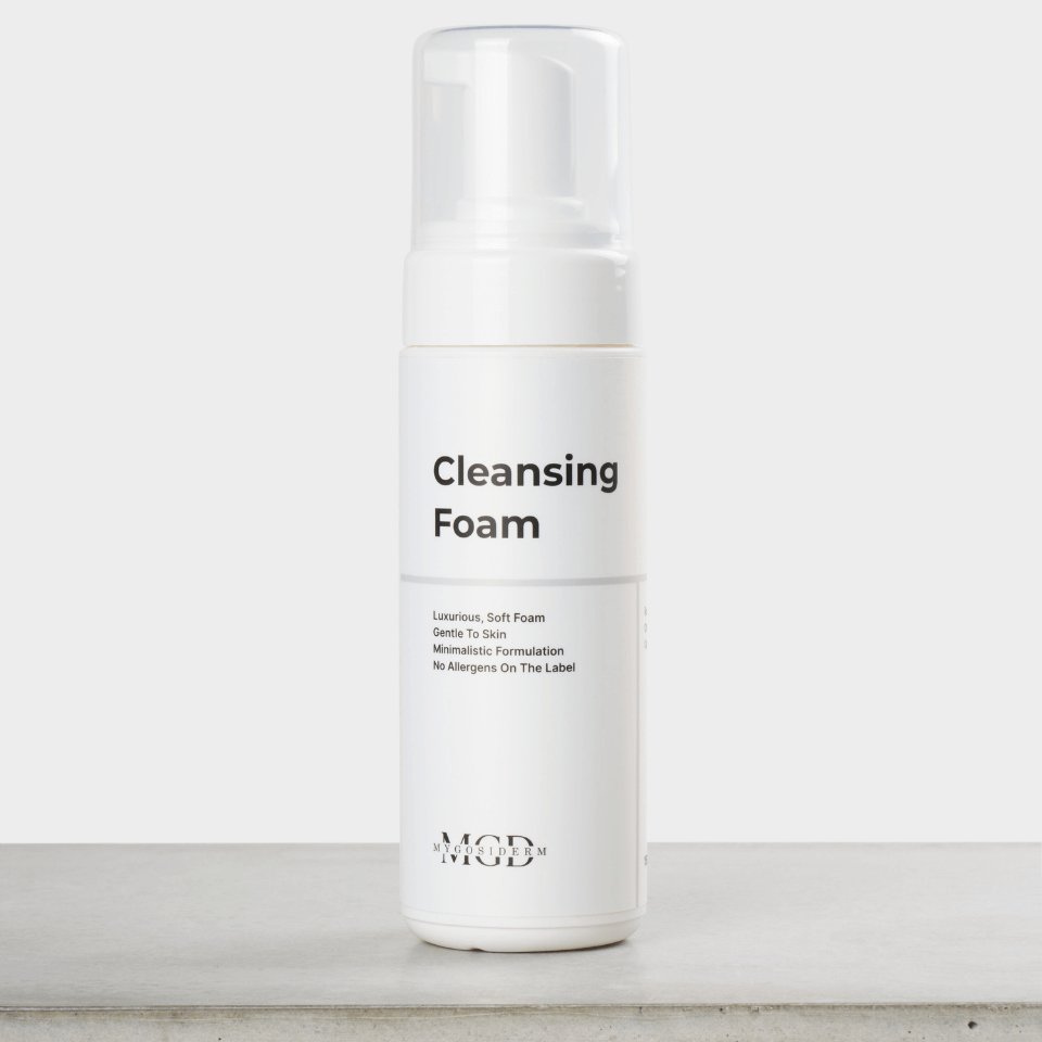 Cleansing Foam – Schaumspender auf grauem Sockel