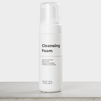 Cleansing Foam – Schaumspender auf grauem Sockel