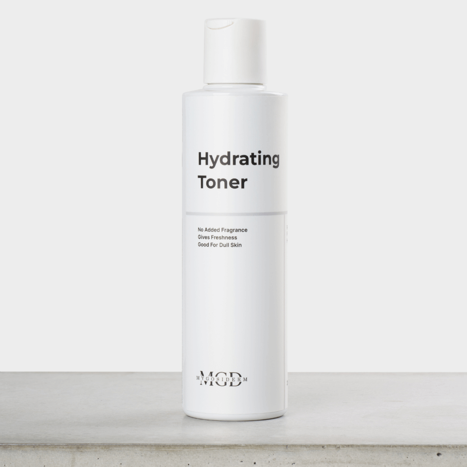 Hydrating Toner – Flasche des Gesichtswassers auf grauem Sockel