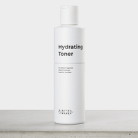 Hydrating Toner – Flasche des Gesichtswassers auf grauem Sockel