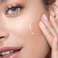 Double Hydration Boost Gel – Frau trägt das Gel auf die Wange auf