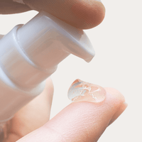 Double Hydration Boost Gel – Gel auf der Fingerspitze vor der Pumpflasche