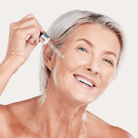 AHA Peeling Concentrate – ältere Frau trägt das Konzentrat mit Pipette auf
