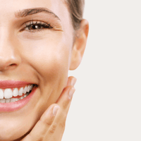 Moisturising Day Cream – lächelnde Frau berührt ihre Wange