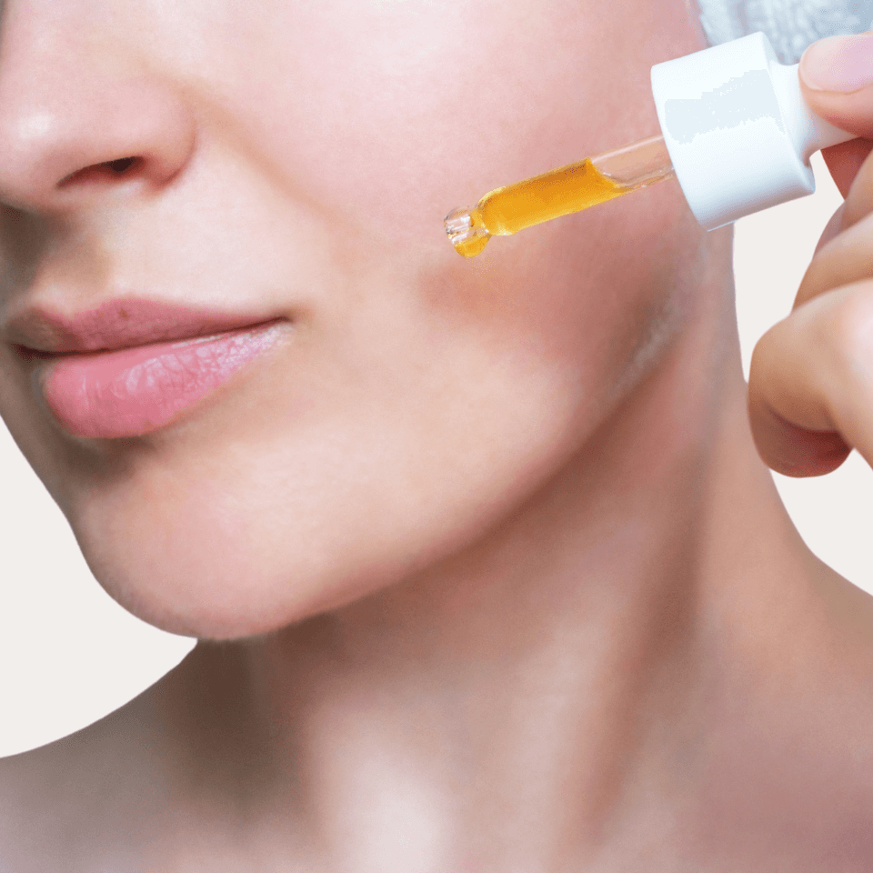 Natural Retinol Alternative Oil Serum – Öl wird mit Pipette auf die Wange getropft