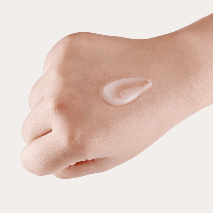 Lifting-Like Peptide Serum – Textur des Serums auf dem Handrücken