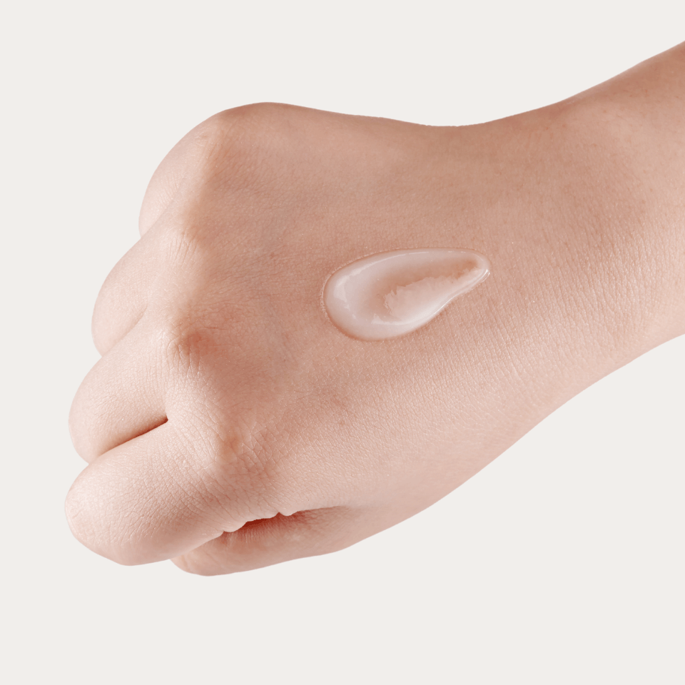 Lifting-Like Peptide Serum – Textur des Serums auf dem Handrücken