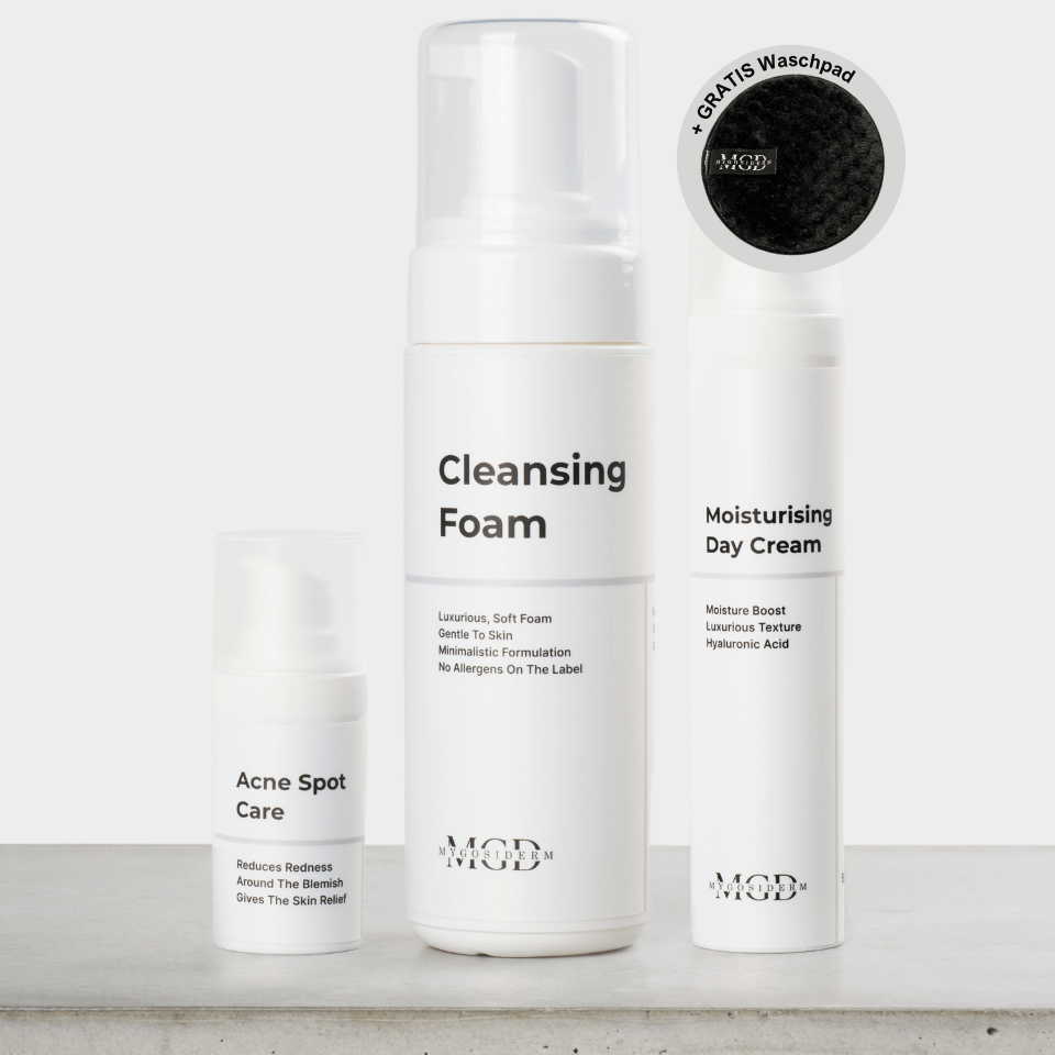 Young Skin Acne Set – Cleansing Foam, Moisturising Day Cream und Acne Spot Care mit Gratis-Waschpad