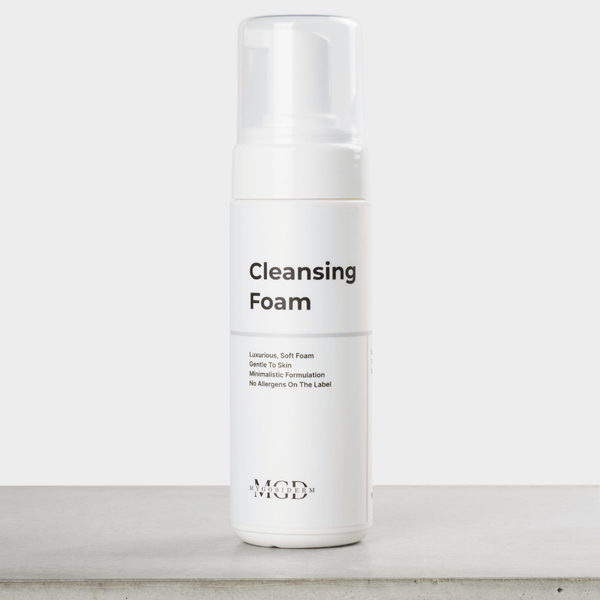 Cleansing Foam – Schaumspender auf grauem Sockel