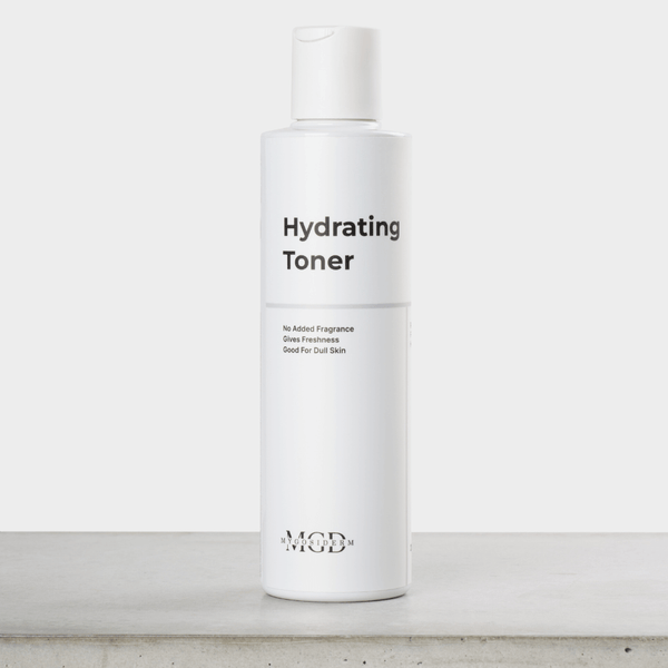 Hydrating Toner – Flasche des Gesichtswassers auf grauem Sockel