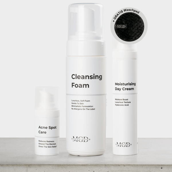 Young Skin Acne Set – Cleansing Foam, Moisturising Day Cream und Acne Spot Care mit Gratis-Waschpad